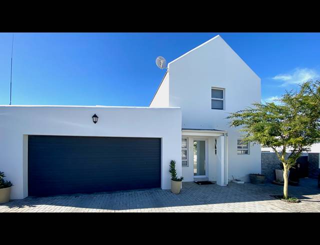 4 BEDROOM HOUSE FOR SALE IN DWARSKERSBOS